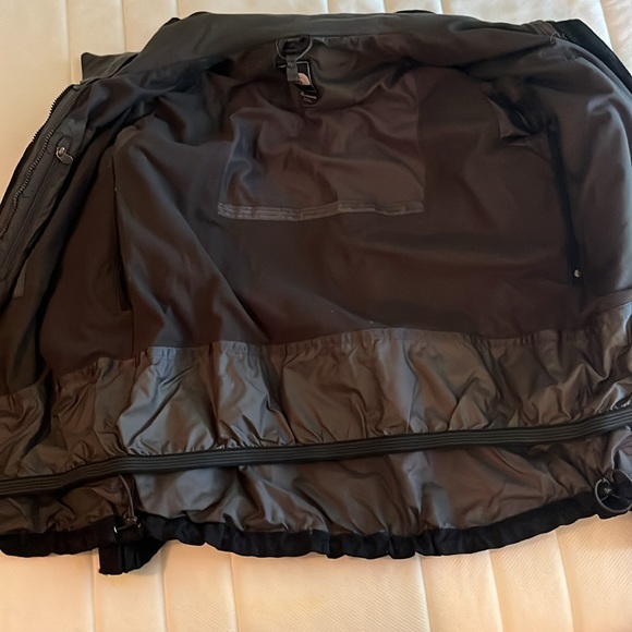 The North Face Men’s Outer Shell Jacket - Versatile and Durable - Picture 2 of 5